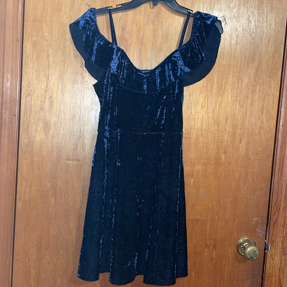 •AMERICAN EAGLE OUTFITTERS•NAVY RUFFLE VELVET/VELOUR COLD SHOULDER  DRESS MEDIUM - Picture 7 of 13